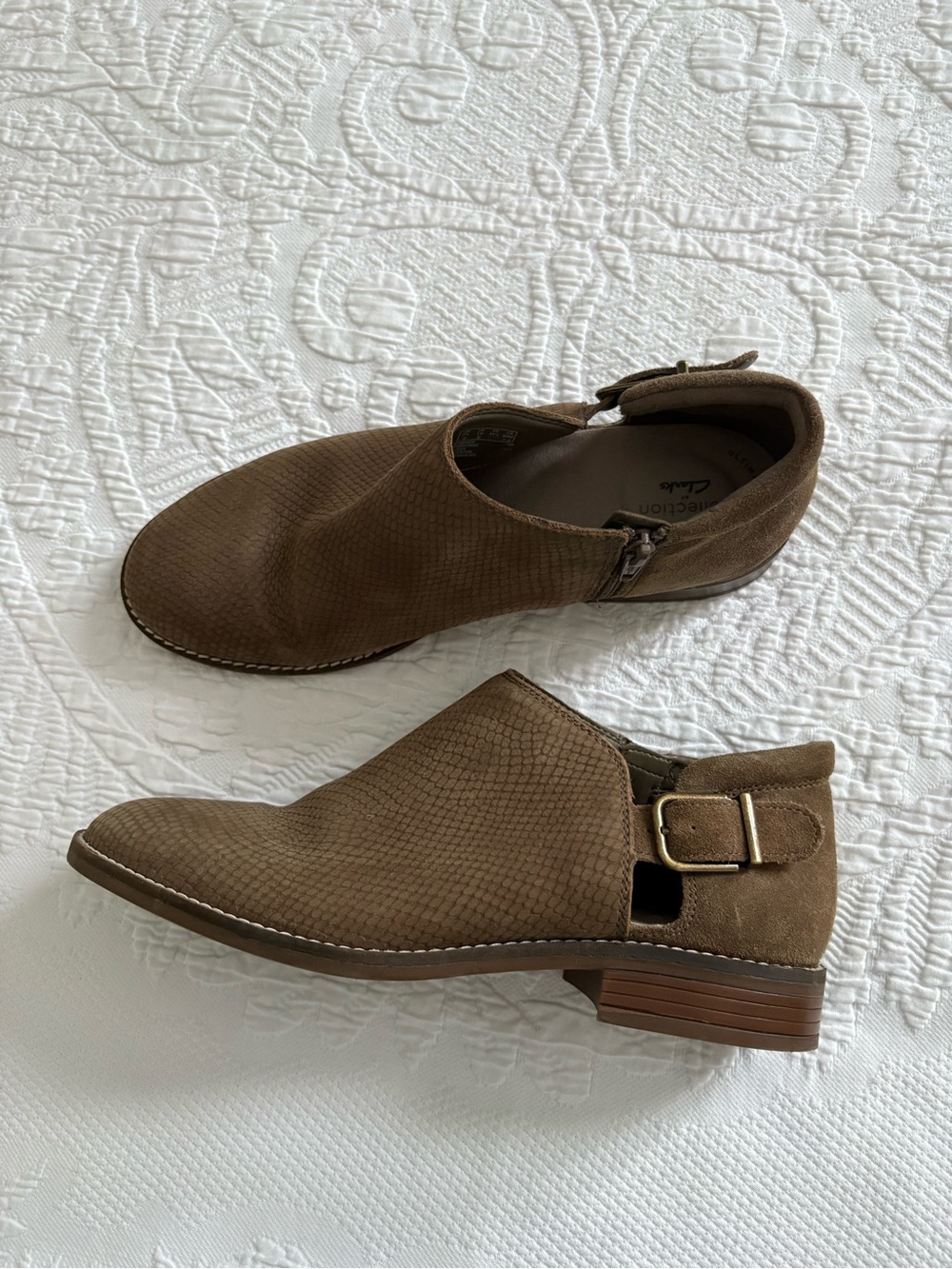 Clarks Camzin Angie brown embossed suede ankle booties size 10